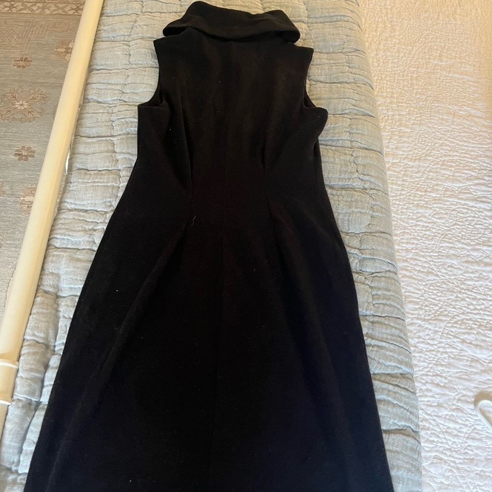 Elegant black ankle length. Quality material flattering fit around the waist.